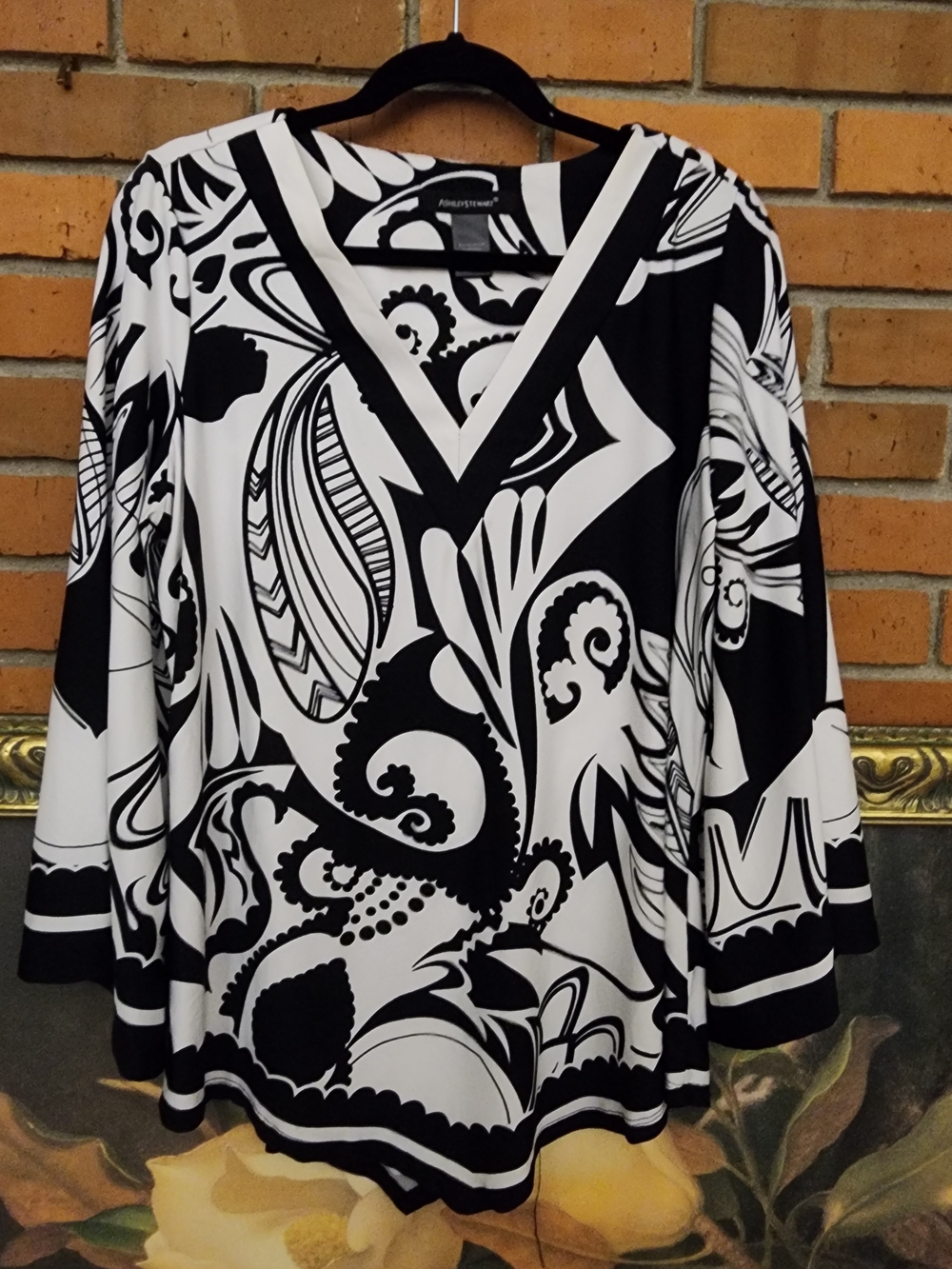 Ashley Stewart Black and White V-Neck Graphic Print Blouse 10-12